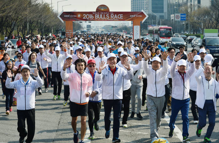 임종룡 금융위원장(앞줄 오른쪽 네번째)과 최경수 한국거래소 이사장(앞줄 오른쪽 세번째) 등 2016 불스 레이스 참가자들이 달리며 손을 흔들고 있다.