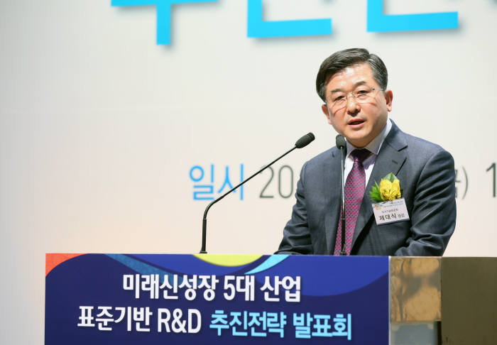 제대식 국가기술표준원장이 지난 1일 서울 양재동 엘타워에서 열린 표준기반 R&D 추진전략 발표회에서 인사말을 하고 있다.