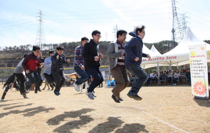 LG디스플레이 임직원이 팀 대항으로 단체 줄넘기 경기를 펼치고 있다. (사진=LG디스플레이)