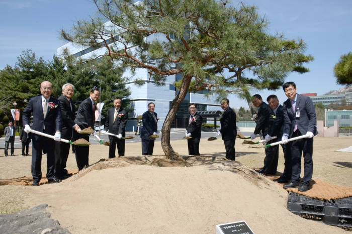 ETRI 40주년을 맞아 초청받은 전현직 ETRI 기관장들이 기념식수하고 있다. 왼쪽에서 네번째가 양승택 전 정통부 장관, 오른쪽에서 세번째가 최문기 전 미래부 장관이다.