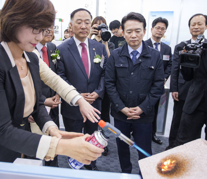 남경필 도지사가 경기창조경제혁신센터 1주년 기념식 후 센터에서 육성한 스타트업 기술을 둘러보고 있다.