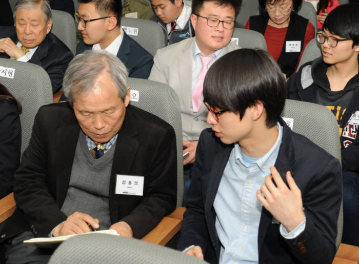 8일 성남 한림원 회관 대강당에서 한림원 회원들이 청소년과학영재 30여명이 일대일 지도를 하고 있다.