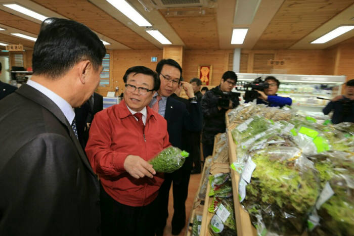 이동필 농식품부 장관(왼쪽 두 번째)이 최근 `유통구조 개선 및 수급안정 업무계획 보고회`를 마친 후 농산물 유통매장을 둘러보고 있다. 이 자관은 이날 보고회에서 `농축산물 유통구조개선 종합대책` 추진 4년차를 맞은 만큼 이제는 농업인과 소비자 모두가 유통구조 개선 효과를 피부로 체감할 수 있도록 관계기관별 역할과 책임을 명확히 할 것을 지시했다