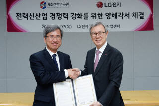 이상봉 LG전자 B2B부문장 겸 에너지사업센터장 사장(오른쪽)과 문승일 기초전력연구원장이 업무제휴 후 기념촬영했다.