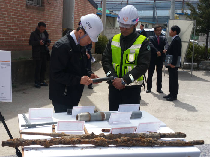 윤성규 환경부 장관(왼쪽)이 지난 6일 태백시 상수도관망 최적관리시스템 구축사업 현장에서 노후 상수도관을 점검했다.