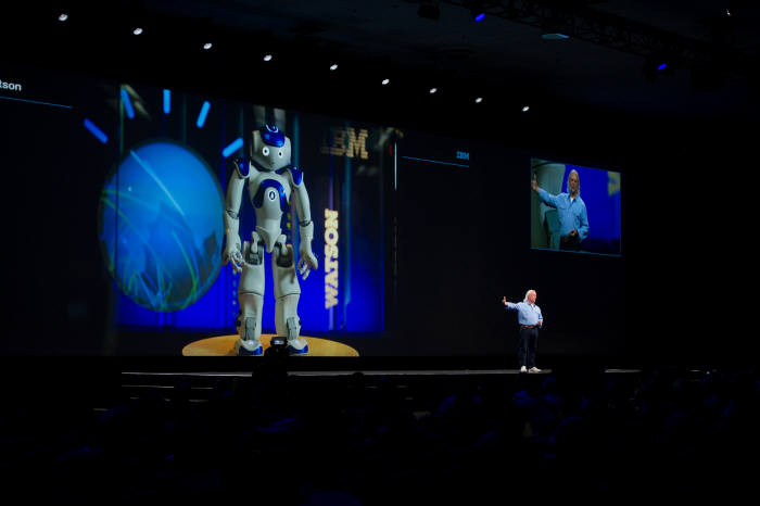 롭 하이 IBM 왓슨 CTO가 GTC 2016에서 자사 인지컴퓨팅 능력을 가미한 스마트로봇 코니를 소개하고 있다. 코니는 미국 버지니아 주 힐튼 맥린 호텔 프런트 직원으로 숙박객 질문에 대답하고 업무를 습득한다. 코니는 소프트뱅크 자회사 프랑스 알데바란로보틱스가 만들었다.