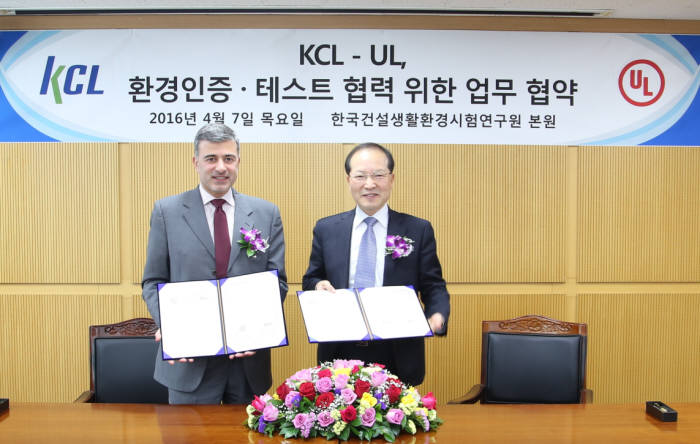 카를로스 코레아 UL 부사장(왼쪽)과 김홍 KCL 부원장이 MOU를 교환 후 기념촬영했다.