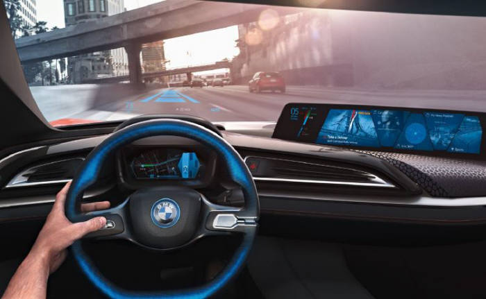 BMW가 CES 2016에서 선보인 차세대 디스플레이. 주행모드에 따라 디스플레이가 변한다.