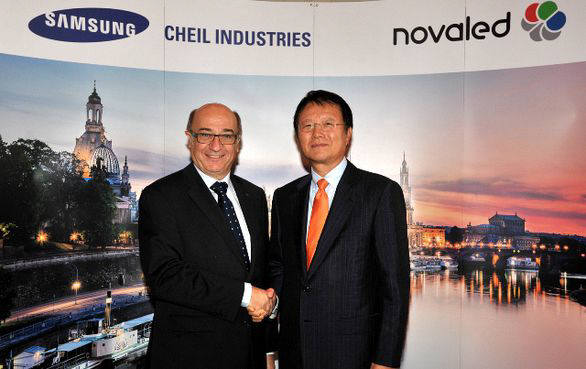 2013년 10월 노발레드 출범식에서 박종우 제일모직 사장(오른쪽)과 길다스 소린 노발레드 CEO가 악수를 나누고 있는 모습.