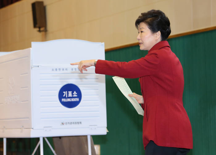 박근혜 대통령이 총선 이후 드라이브를 걸려던 개혁 과제는 20대 국회 원구성 전까지 표류하다 추진 동력을 잃을 가능성이 높아졌다. 지난 13일 서울 종로구 청운효자동 제1투표소에서 제20대 국회의원 총선거 투표를 한 박근혜 대통령.