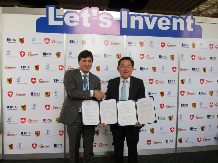 이준석 한국발명진흥회 상근부회장(오른쪽)과 알리레자 라스테갈(Alireza Rastegar) 국제발명단체총연맹 회장(왼쪽)이 MOU 체결 후 악수를 나누고 있다