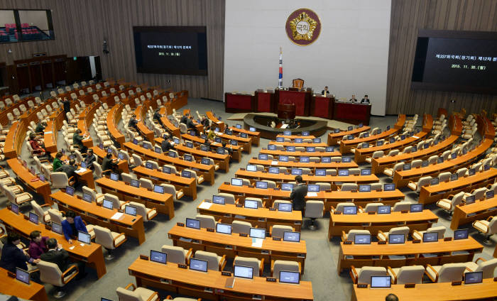 20대 총선 결과가 SK텔레콤과 CJ헬로비전 합병 인가심사에 어떤 영향을 줄지 업계 관심이 집중된다. 합병 논의가 국회로 확대되는 것을 바라지 않는 SK텔레콤과, 국회로 끌로가려는 합병반대 진영 간 다툼도 격렬해질 것으로 보인다. 사진은 국회 본회의 장면.