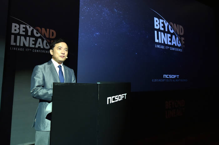 지난해 리니지17주년 간담회에서 발표하는 김택진 엔씨소프트 대표. 김 대표는 이날 “모바일 시대로 접어들며 콘텐츠 소비가 극적인 형태로 바뀌었다”고 말했다.
그는 “보이저 1호 원래 목적은 목성, 토성 탐사였지만 지금은 성간 우주로 나아갔다”며 “엔씨소프트도 바뀐 환경에서 창조적 작업을 위해 게임을 넘어 다양한 형태로 리니지 세계관을 공유할 것”이라고 강조했다.