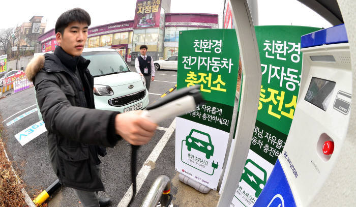 포스코ICT가 운영 중인 LG전자 베트트샵 천호점의 전기차 충전소.