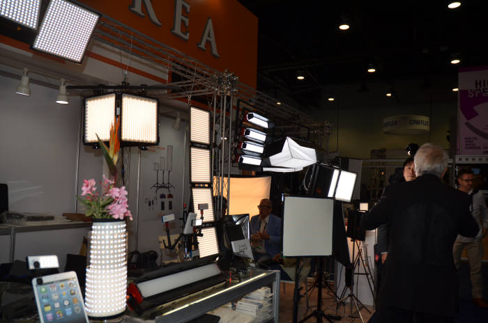 알라딘은 지난해 구부러지는 LED 조명을 선보인데 이어 올해 NAB 2016에서 폴더방식 접는 LED 조명기기를 출품했다.