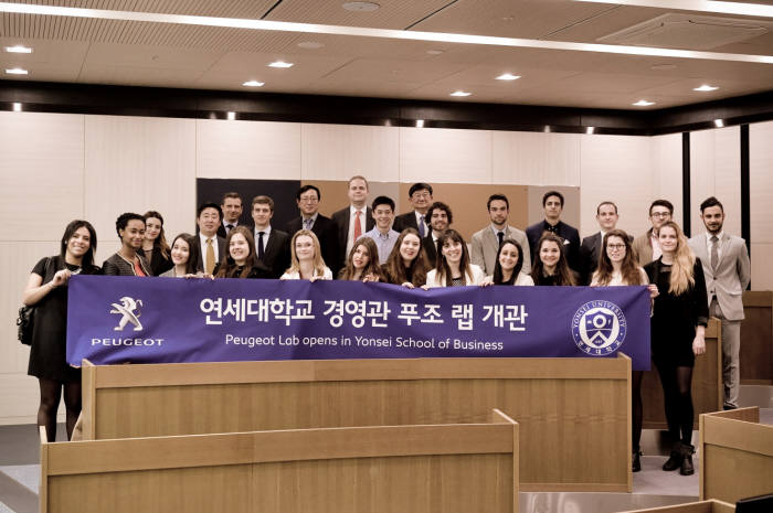 프랑스 푸조 공식 수입원 한불모터스는 20일 연세대학교 경영관에 강의실 `푸조 랩(Peugeot Lab)`을 기부해 개관했다. 푸조 랩은 한불모터스의 인재육성 활동 일환으로 세워졌으며, 강의, 특강, 세미나 등에 사용될 예정이다.