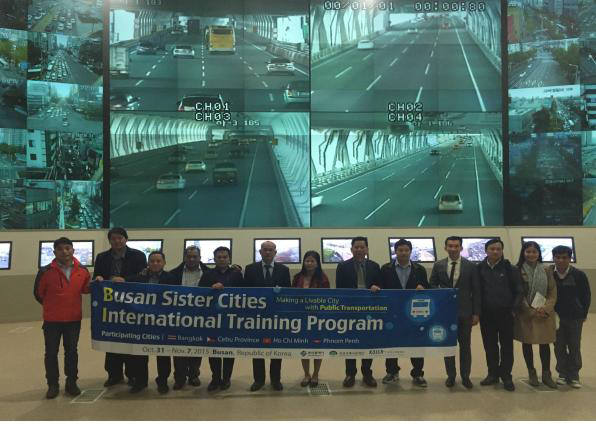 사진은 지난해 부산국제교류재단이 부산 자매도시 ODA 관계자를 초청해 진행한 대중교통 국제연수 모습.