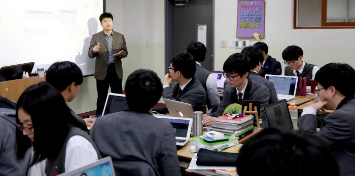 한국디지털미디어고 학생들이 토마토시스템 `엑스이알디`로 DB모델링 교육을 받고 있다.