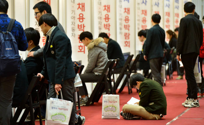 대기업 채용박람회에 참가한 취업준비생이 공고를 읽고 있다. 윤성혁기자 shyoon@etnews.com