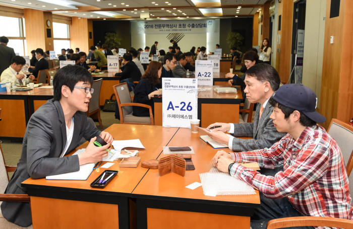 한국무역협회는 22일 삼성동 트레이드타워에서 전문무역상사와 내수 중소기업 등 129개사가 참가한 가운데 `2016년 전문무역상사의 날` 행사를 개최했다. .사진은 전문무역상사와 내수 중소기업간 1대1 수출상담회 장면