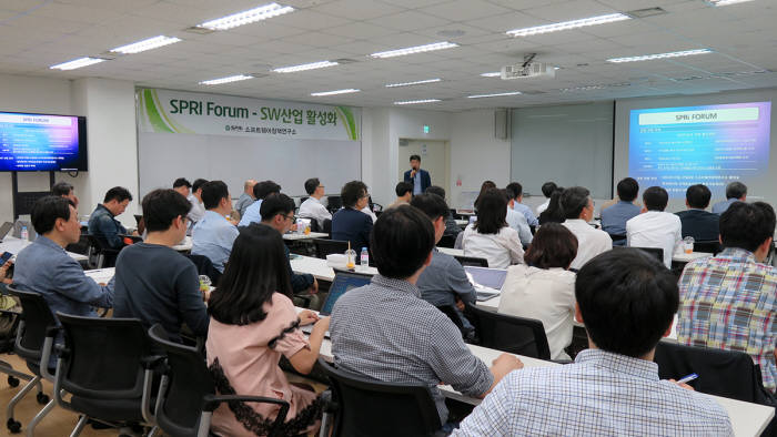 지난 26일 경기도 판교 소프트웨어정책연구소 대회의실에서 `인공지능과 미래 헬스케어` 포럼이 개최됐다.