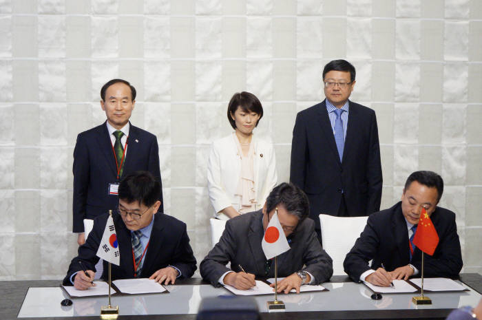 한중일 3국 환경장관이 임석한 가운데 주대영 환경부 국제협력관, 시게모토 카지하라 일본 환경성 지구환경국장, 리하이셩 중국 환경보호부 국제협력사장(왼쪽부터)이 협약서에 서명하고 있다<환경부 제공>