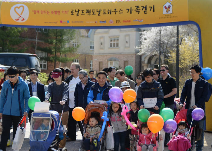 한국후지제록스, `제2회 로날드 가족걷기`행사서 가족사진 출력 이벤트 진행