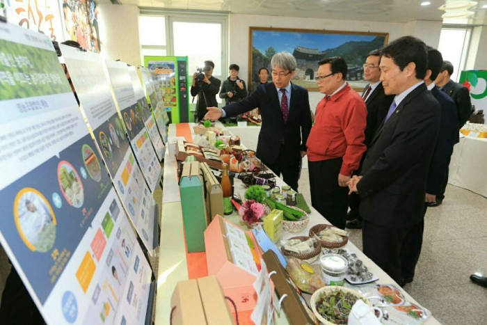 지난 2월 이동필 농식품부 장관이 `농업의 6차산업화 성과확산 보고대회`를 마친 후 전시된 지역 농산물을 둘러보고 있다.