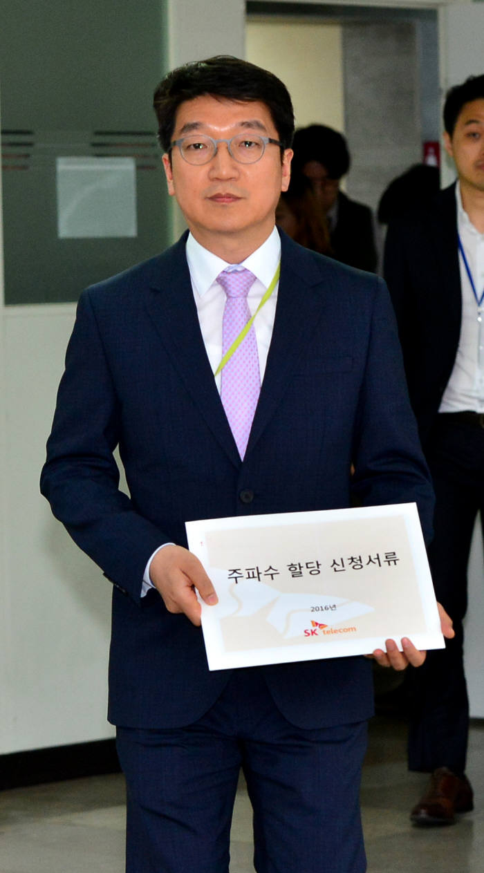 이통 3사 주파수 담당 임원은 경매가 순조롭게 끝난 점에 대해서 만족해 했다. 임형도 SK텔레콤 실장