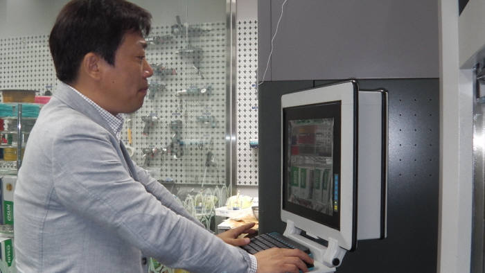김정남 쏠락 대표가 광주창조경제혁신센터의 3D테스팅장비를 활용해 시제품 모델링 작업을 진행중이다.