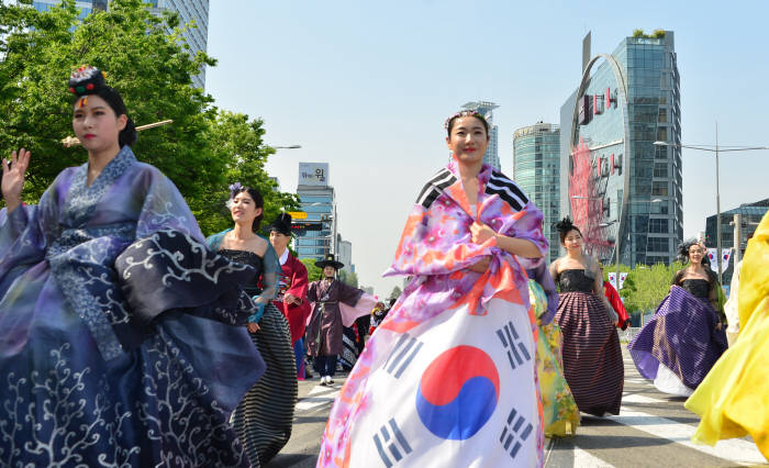 전통의상, 농악, 전통 의장대 퍼레이드