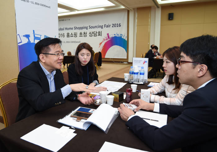 한국무역협회는 10일 서울 삼성동 코엑스에서 `2016 해외홈쇼핑 온라인몰 초청 수출상담회`을 개최했다. 홈쇼핑 구매담당자와 국내 중소기업과 1대1 상담하고 있다.