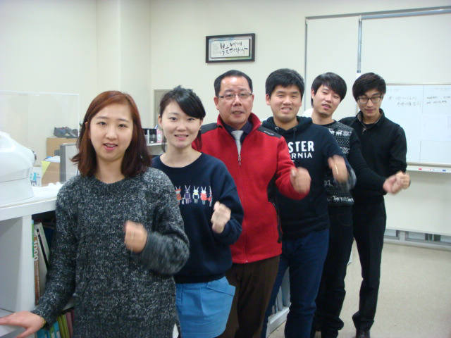 부산 고용우수기업에 선정된 디자인엑스투 김광 사장(왼쪽 세번째)과 제품 개발팀.