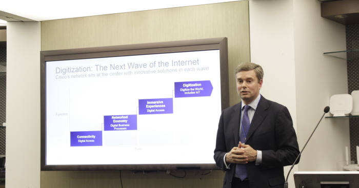 크리스 헥처 시스코 아시아태평양 통신사업부문 총괄 사장이 통신사 5G, IoT 사업을 지원하는 솔루션과 사업 전략을 발표했다.