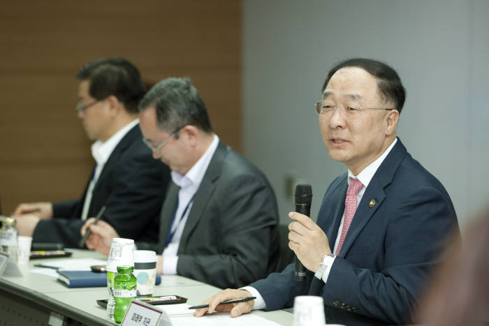 미래창조과학부가 11일 오전 서울 종로구 서울창조경제혁신센터에서 `창조경제혁신센터장 간담회`를 열었다. 홍남기 미래창조과학부 제1차관이 토론을 진행하고 있다.