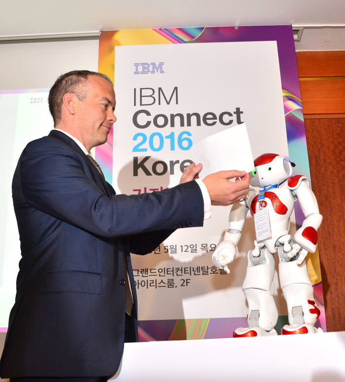 IBM, AI로봇 `나오미` 공개