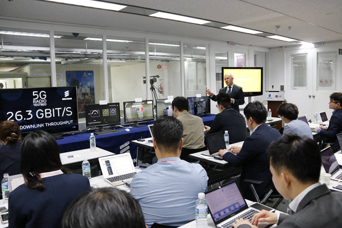 패트릭 요한슨 에릭슨엘지 CEO가 5G 통신을 위한 26.3Gbps 다운속도 시연을 하고 있다.