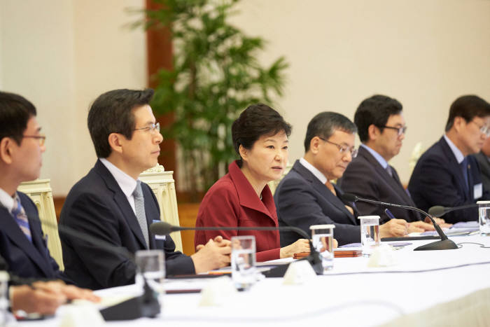 12일 박근혜 대통령이 제 1차 과학기술전략회의에서 모두 발언을 하고 있다. <자료:청와대>