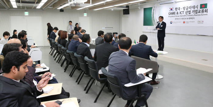 정관주 문체부 차관이 환영인사를 하고 있다