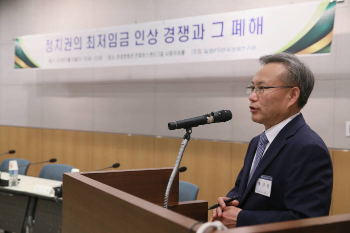 한국경제연구원은 18일 전경련회관 컨퍼런스센터에서 `정치권의 최저임금 인상경쟁과 그 폐해` 세미나를 개최해 박기성 교수가 발표를 하고 있다.