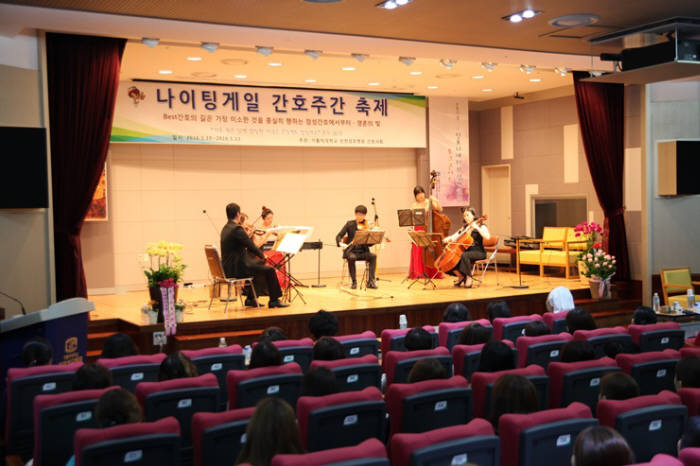 인천성모병원 나이팅게일 간호주간 축제에서 음악 공연이 펼쳐졌다.