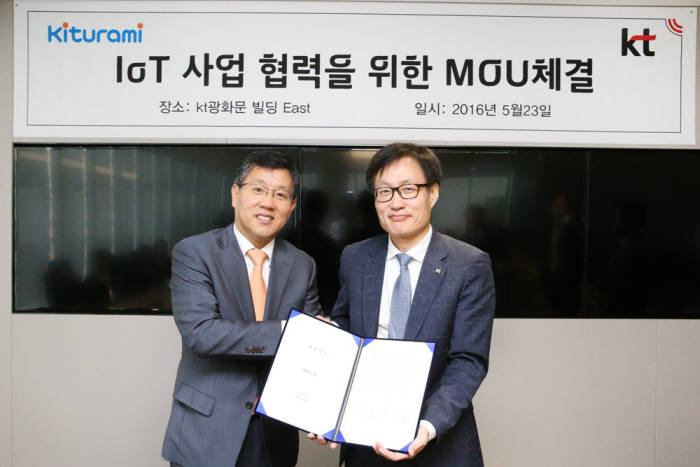 귀뚜라미 이종기 대표와 김준근 KT 기가 IoT 사업단장(오른쪽)이 IoT 사업 협력을 위한 협약을 체결했다.