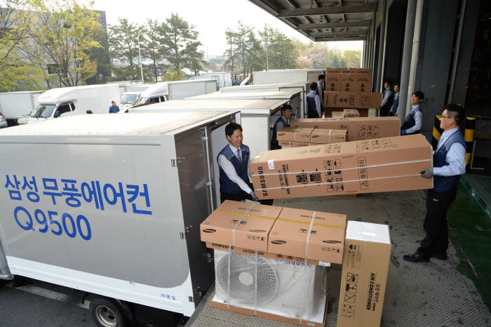 삼성전자 에어컨 전문 설치기사들이 경기도 고양시 덕이동 삼성전자 서서울물류센터에서 삼성 무풍에어컨 `Q9500`을 배송 차량에 싣고 있다.