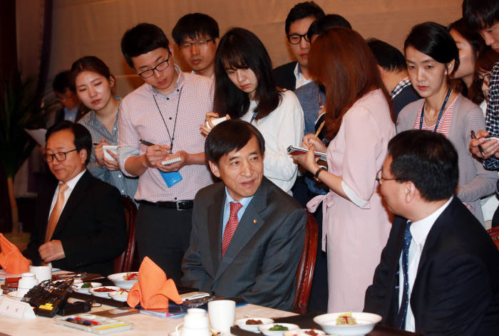 이주열 한국은행 총재(가운데)가 25일 오전 서울 중구 한은에서 열린 경제동향간담회에 참석해 이야기를 나누고 있다.