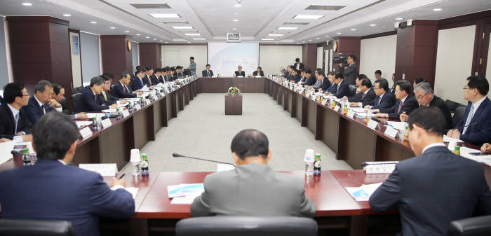 지난 20일 주형환 장관 주재로 열린 산업부 산하 공공기관장 회의. 주 장관은 이 자리서 성과연봉제 도입 현황을 점검하고 적극적인 추진을 독려했다.