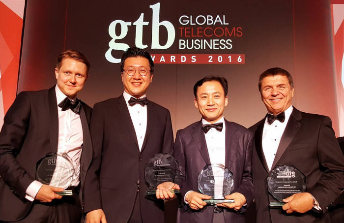 SK텔레콤은 런던에서 열린 `GTB(Global Telecoms Business) Innovation Awards` 시상식에서 LTE `무선 네트워크 혁신상`을 수상했다고 밝혔다. 심상수 SK텔레콤 네트워크비즈지원그룹장(왼쪽 2번째)이 수상 이후 글로벌 협력사 관계자와 기념촬영하고 있다.