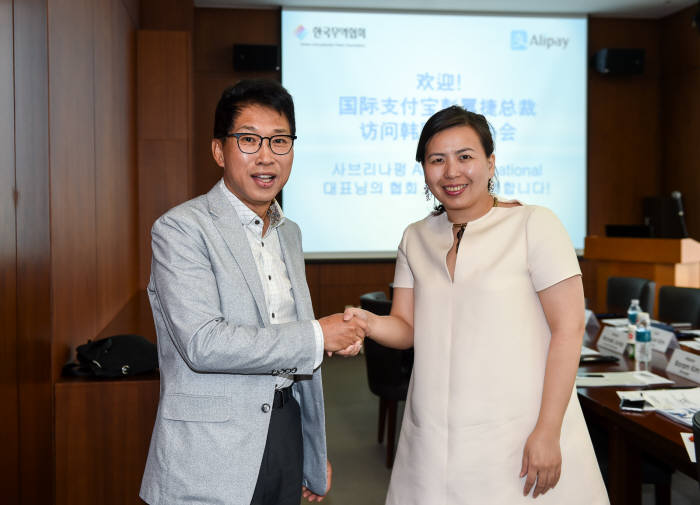 김정관 한국무역협회 부회장은 27일 삼성동 무역센터에서 사브리나 펑 알리페이 대표와 상호 협력방안을 논의하고 기념사진을 촬영하고 있다.