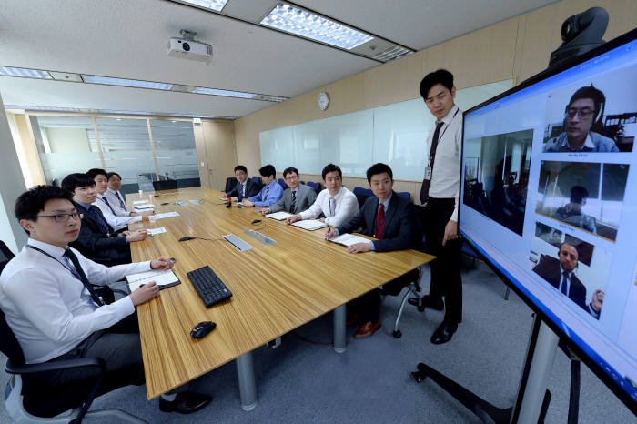 현대모비스가 글로벌 AS경쟁력 강화를 위해 해외법인과 본사와의 직접 소통 강화에 나선 가운데, 30일 글로벌 임직원 80여명이 이 회사 화상회의 시스템을 통해 개선회의를 진행하고 있다.