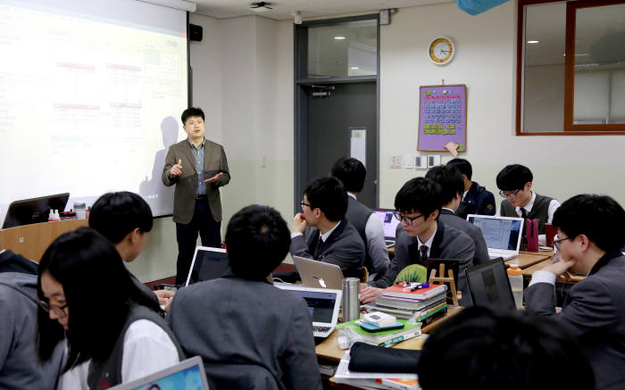 한국디지털미디어고 학생들이 토마토시스템 `엑스이알디`로 DB모델링 교육을 받고 있다.