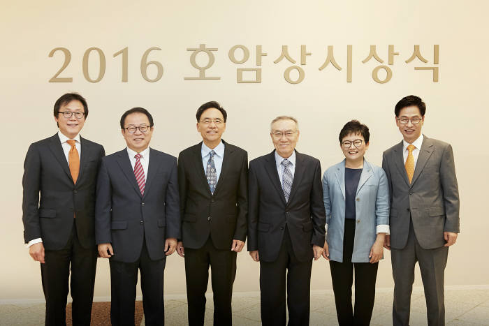 1일 서울 중구 서소문로 호암아트홀에서 열린 `2016년 호암상 시상식`에서 수상자들이 기념촬영하고 있다. 왼쪽부터 과학상 김명식 박사, 공학상 오준호 박사, 의학상 래리 곽 박사, 예술상 황동규 시인, 사회봉사상 조순실, 김현수 공동대표.